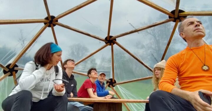 persone dentro una tenda geodetica